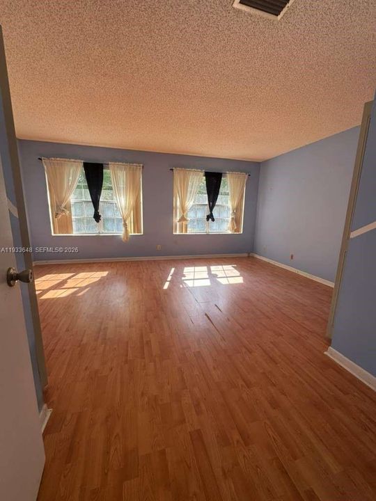 待售: $220,000 (2 贝兹, 2 浴室, 1554 平方英尺)