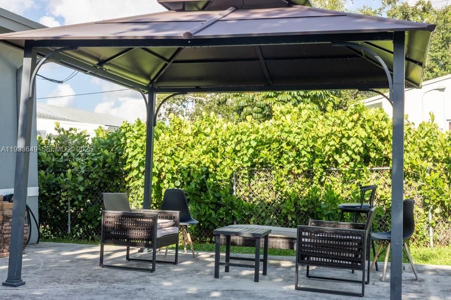 For Rent: $2,999 (3 beds, 2 baths, 1092 Square Feet)