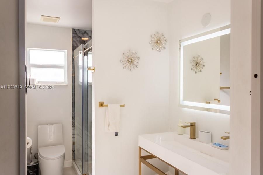 For Rent: $2,999 (3 beds, 2 baths, 1092 Square Feet)