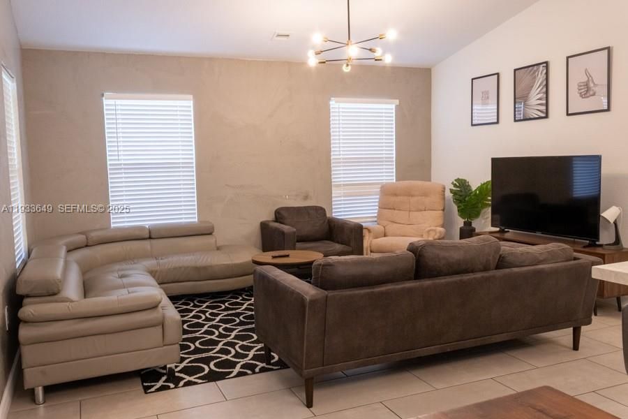 For Rent: $2,999 (3 beds, 2 baths, 1092 Square Feet)