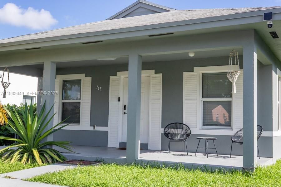 For Rent: $2,999 (3 beds, 2 baths, 1092 Square Feet)