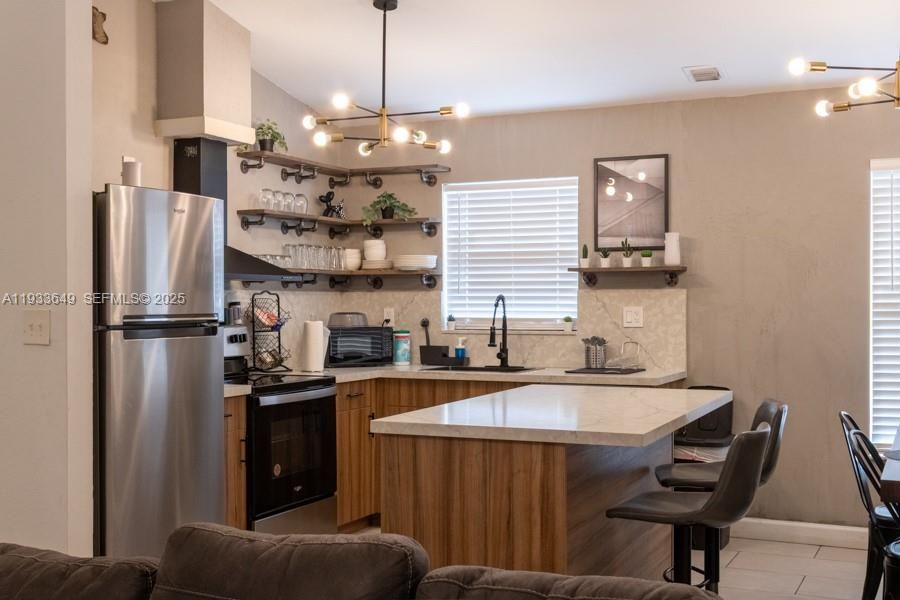 For Rent: $2,999 (3 beds, 2 baths, 1092 Square Feet)