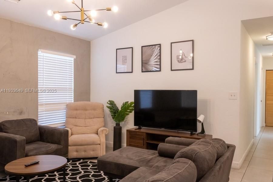 For Rent: $2,999 (3 beds, 2 baths, 1092 Square Feet)