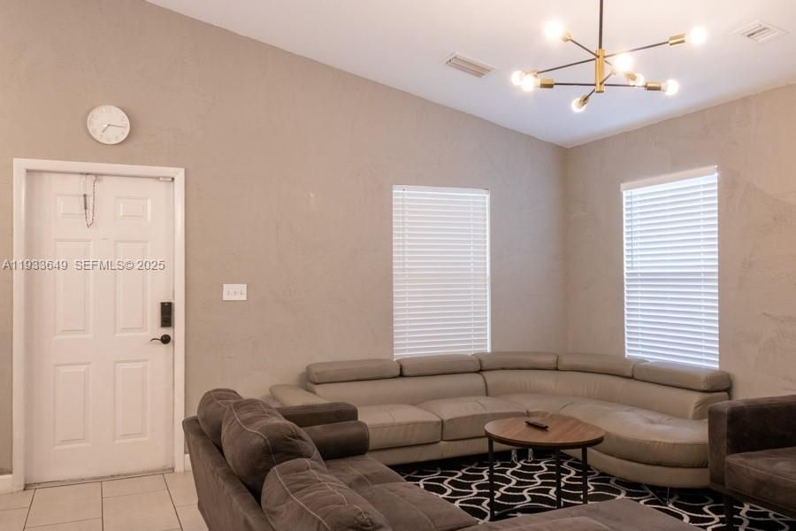 For Rent: $2,999 (3 beds, 2 baths, 1092 Square Feet)