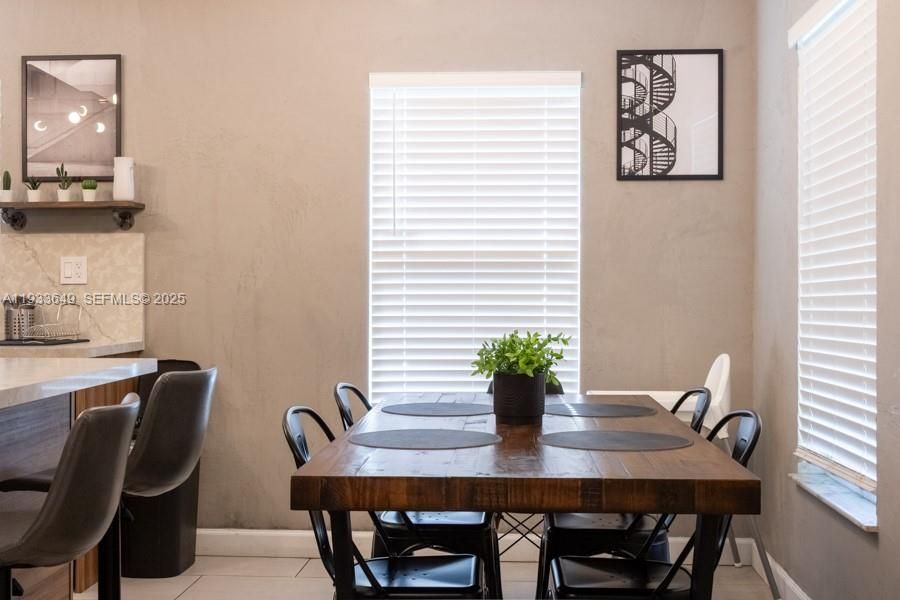 For Rent: $2,999 (3 beds, 2 baths, 1092 Square Feet)