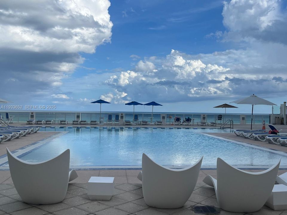 В аренду: $3,500 (2 спален, 2 ванн, 1868 Квадратных фут)