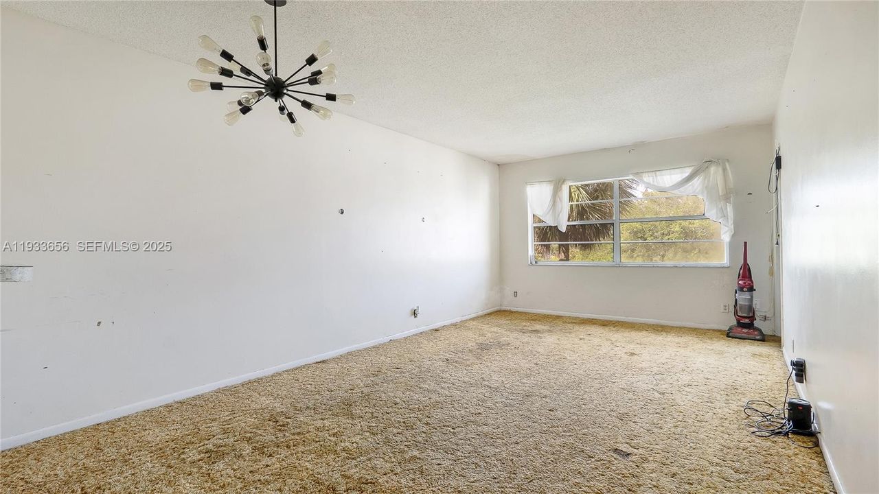 待售: $79,999 (1 贝兹, 1 浴室, 684 平方英尺)