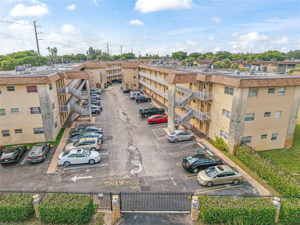 待售: $79,999 (1 贝兹, 1 浴室, 684 平方英尺)