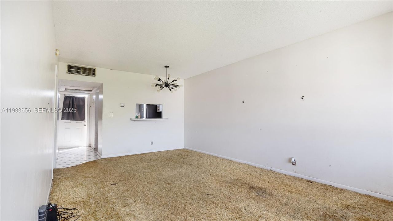 待售: $79,999 (1 贝兹, 1 浴室, 684 平方英尺)