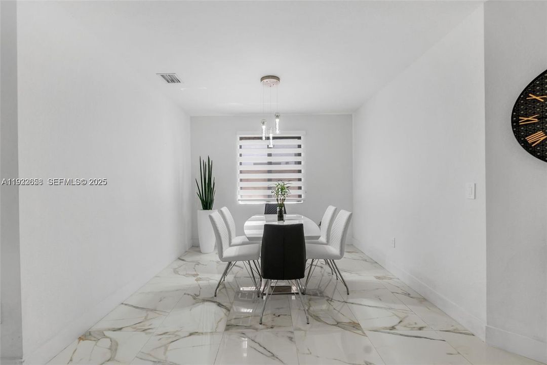 出租: $3,900 (4 贝兹, 3 浴室, 1895 平方英尺)