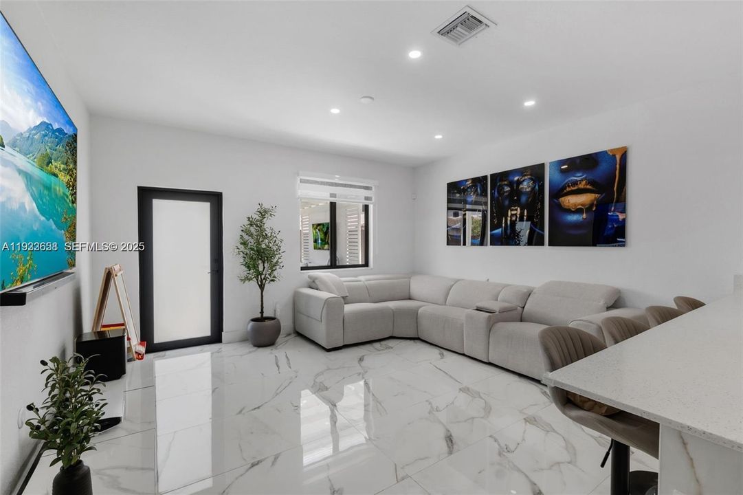 出租: $3,900 (4 贝兹, 3 浴室, 1895 平方英尺)