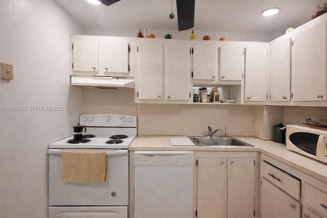 For Sale: $155,000 (1 beds, 1 baths, 720 Square Feet)