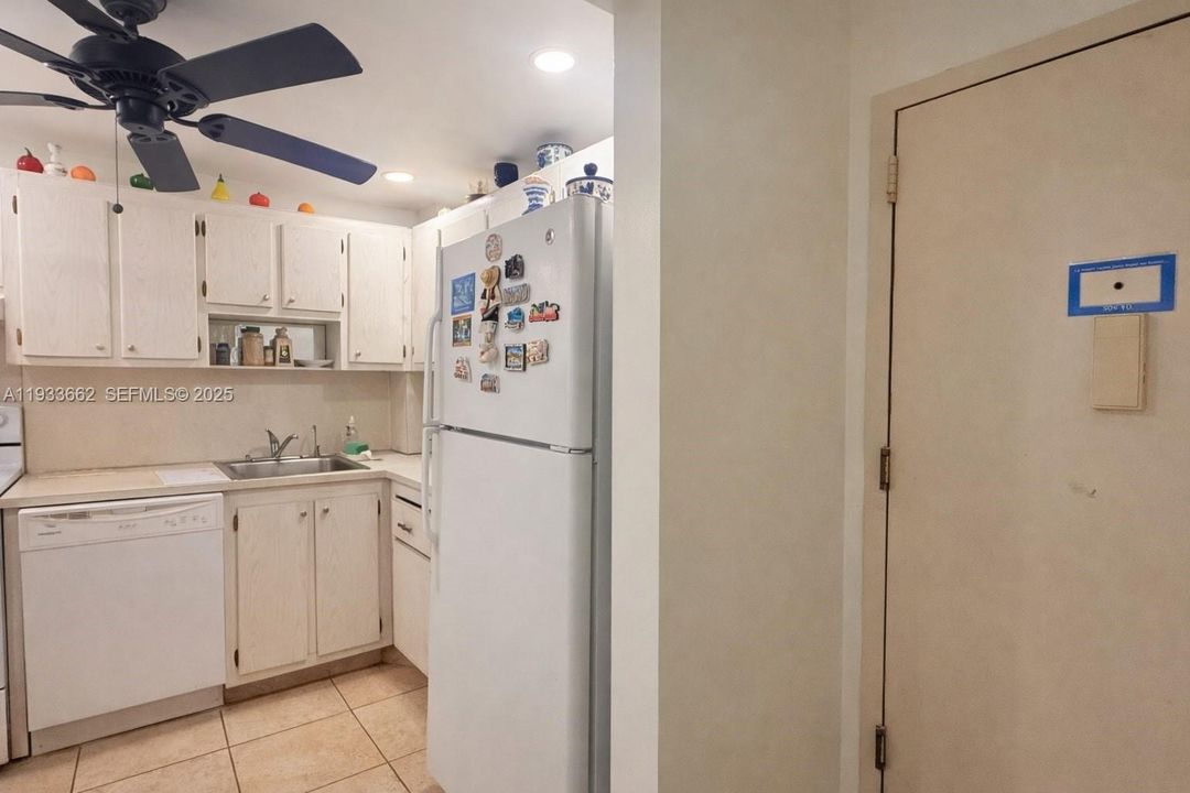 For Sale: $155,000 (1 beds, 1 baths, 720 Square Feet)