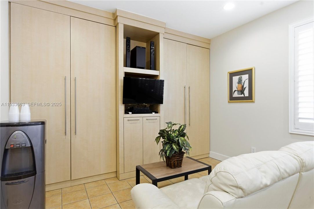 出租: $15,000 (4 贝兹, 3 浴室, 3049 平方英尺)