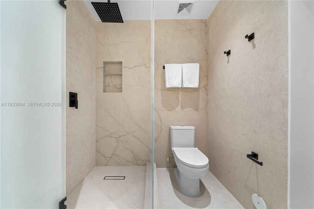 En Venta: $3,150,000 (4 camas, 3 baños, 2429 Pies cuadrados)