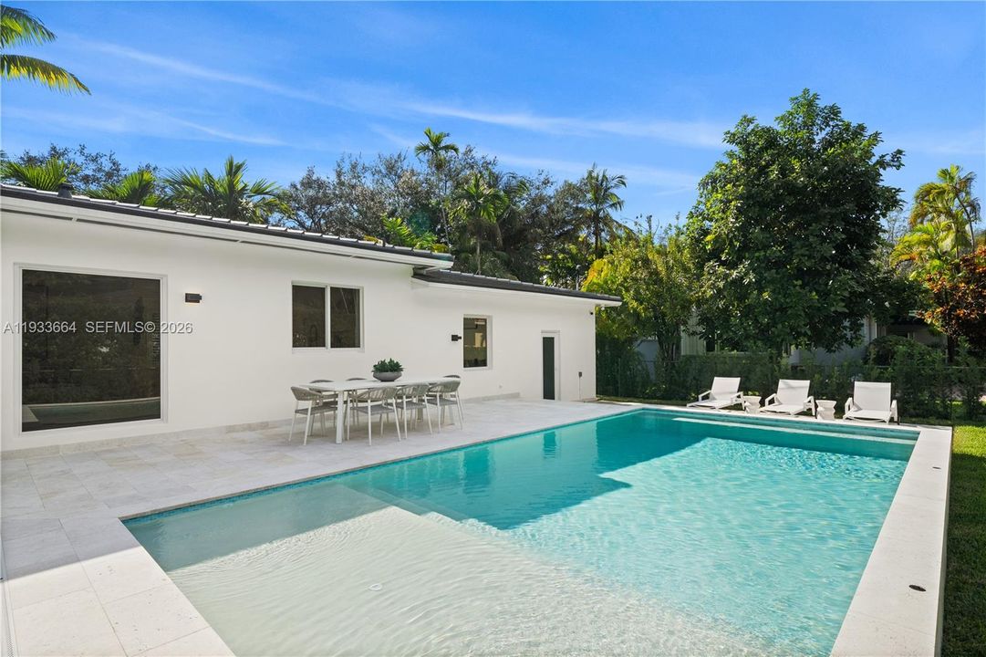 En Venta: $3,150,000 (4 camas, 3 baños, 2429 Pies cuadrados)