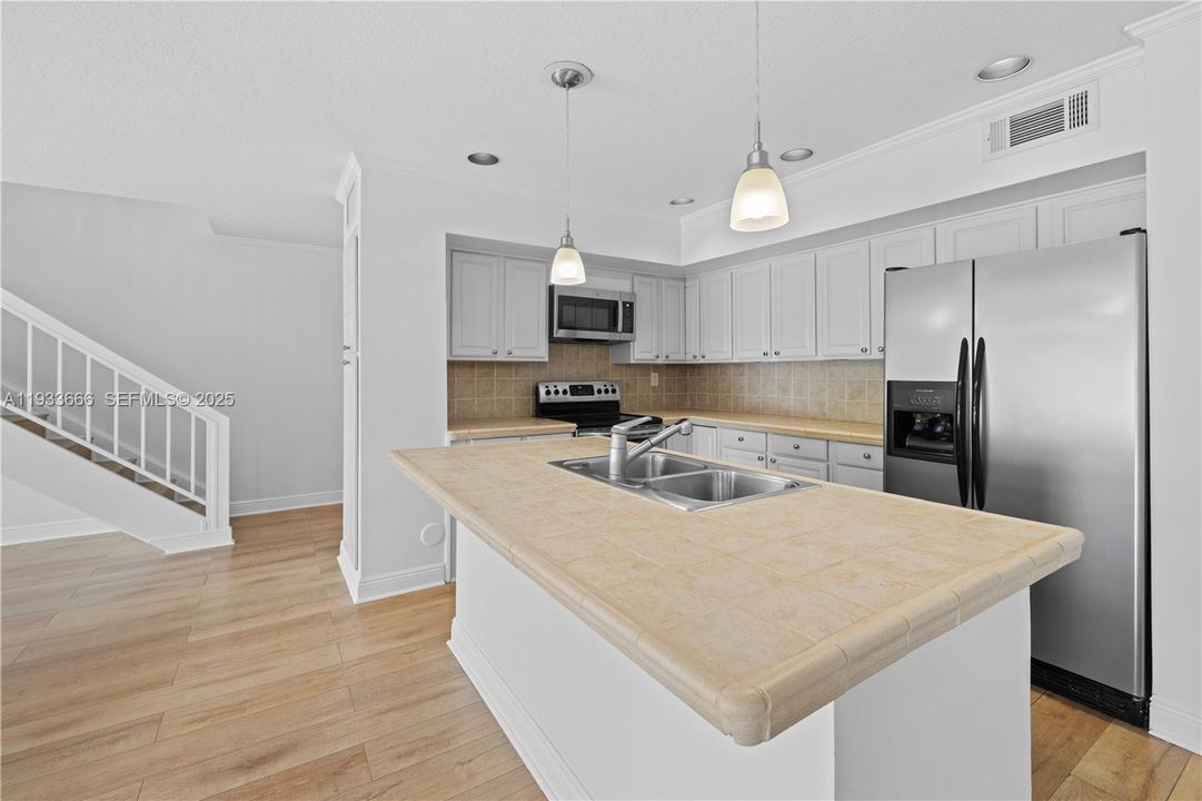 For Rent: $3,600 (4 beds, 3 baths, 2190 Square Feet)