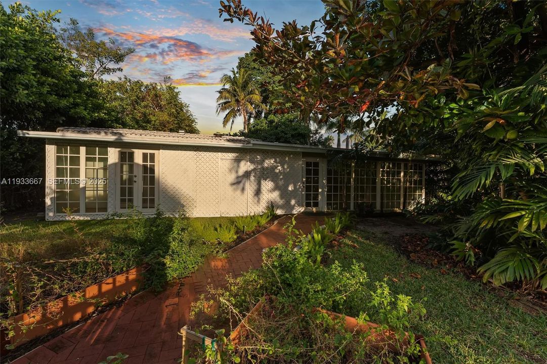 For Sale: $1,090,000 (4 beds, 4 baths, 2519 Square Feet)