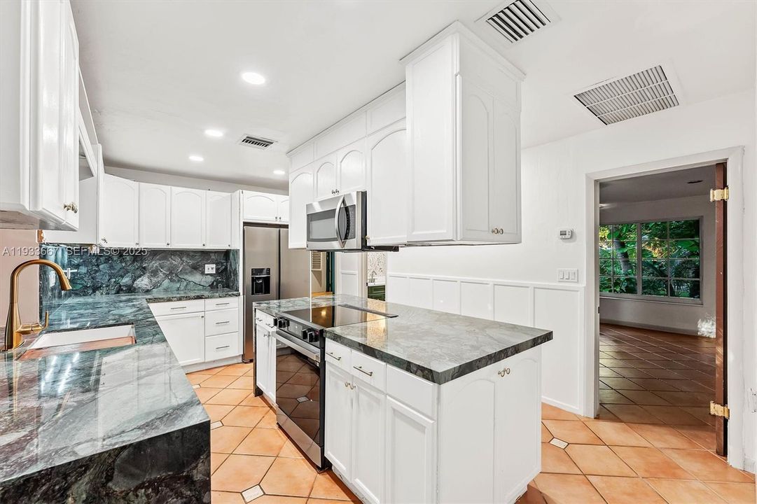 For Sale: $1,090,000 (4 beds, 4 baths, 2519 Square Feet)