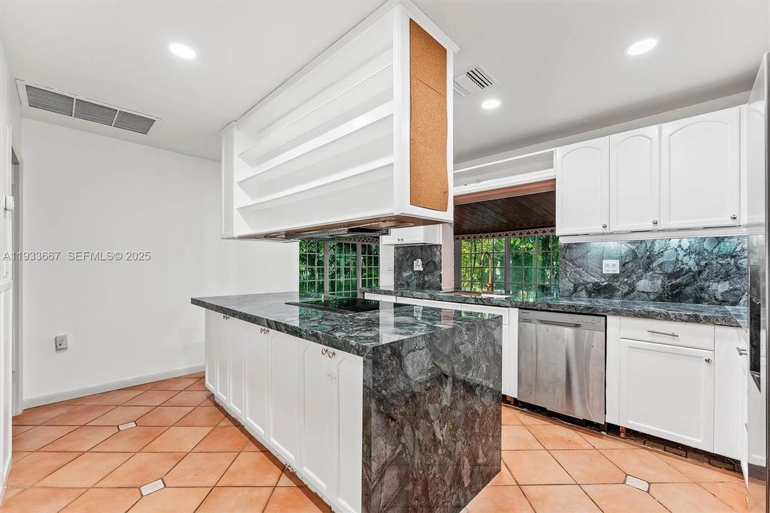 For Sale: $1,090,000 (4 beds, 4 baths, 2519 Square Feet)