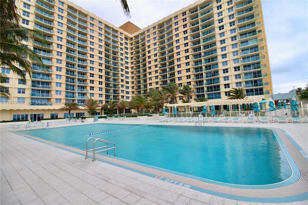 For Rent: $1,900 (0 beds, 1 baths, 590 Square Feet)