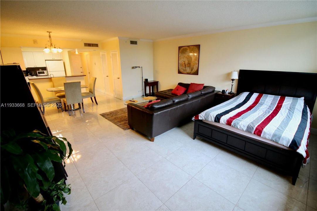 For Rent: $1,900 (0 beds, 1 baths, 590 Square Feet)