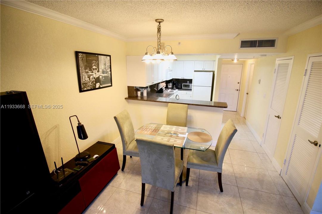 For Rent: $1,900 (0 beds, 1 baths, 590 Square Feet)