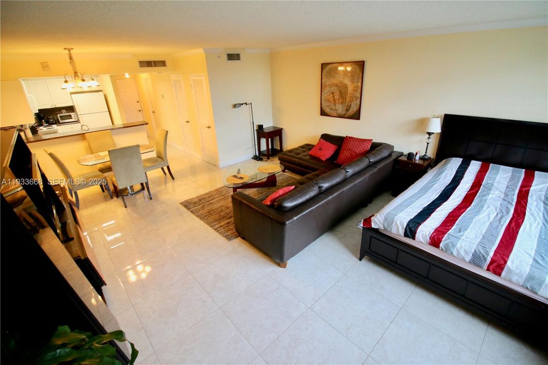 For Rent: $1,900 (0 beds, 1 baths, 590 Square Feet)