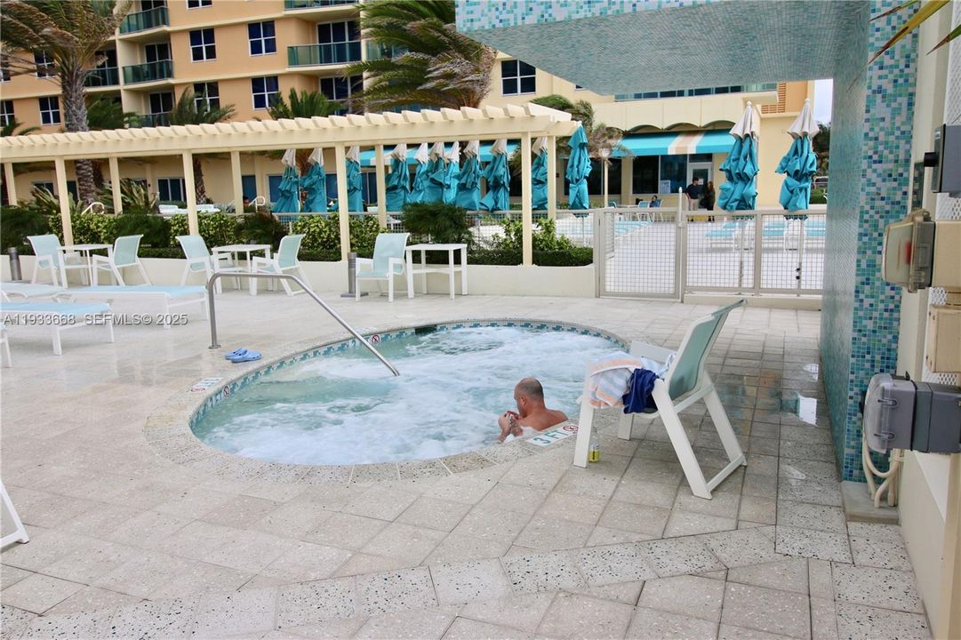 For Rent: $1,900 (0 beds, 1 baths, 590 Square Feet)