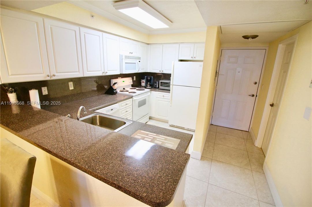 For Rent: $1,900 (0 beds, 1 baths, 590 Square Feet)