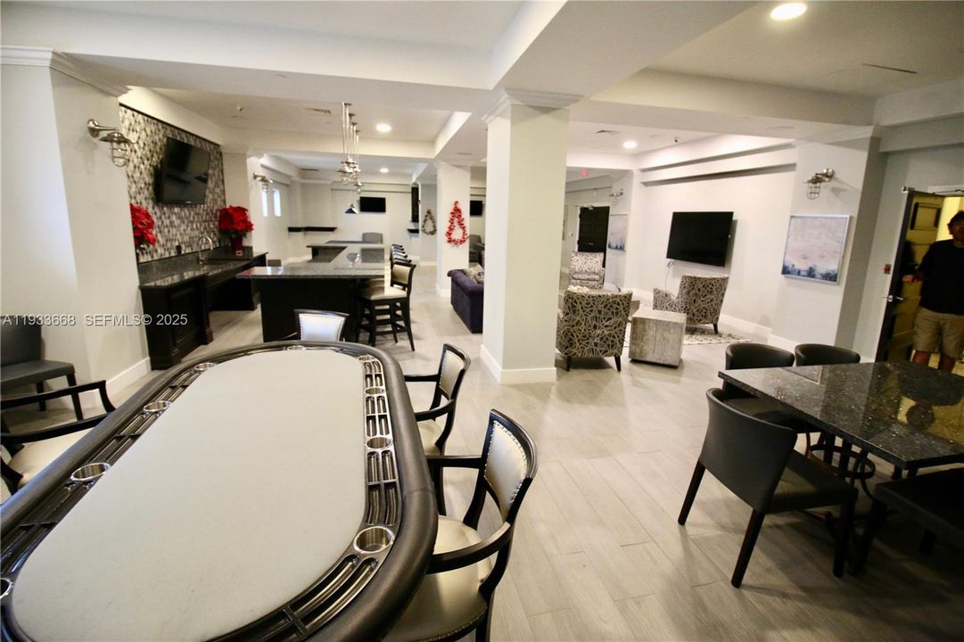 For Rent: $1,900 (0 beds, 1 baths, 590 Square Feet)