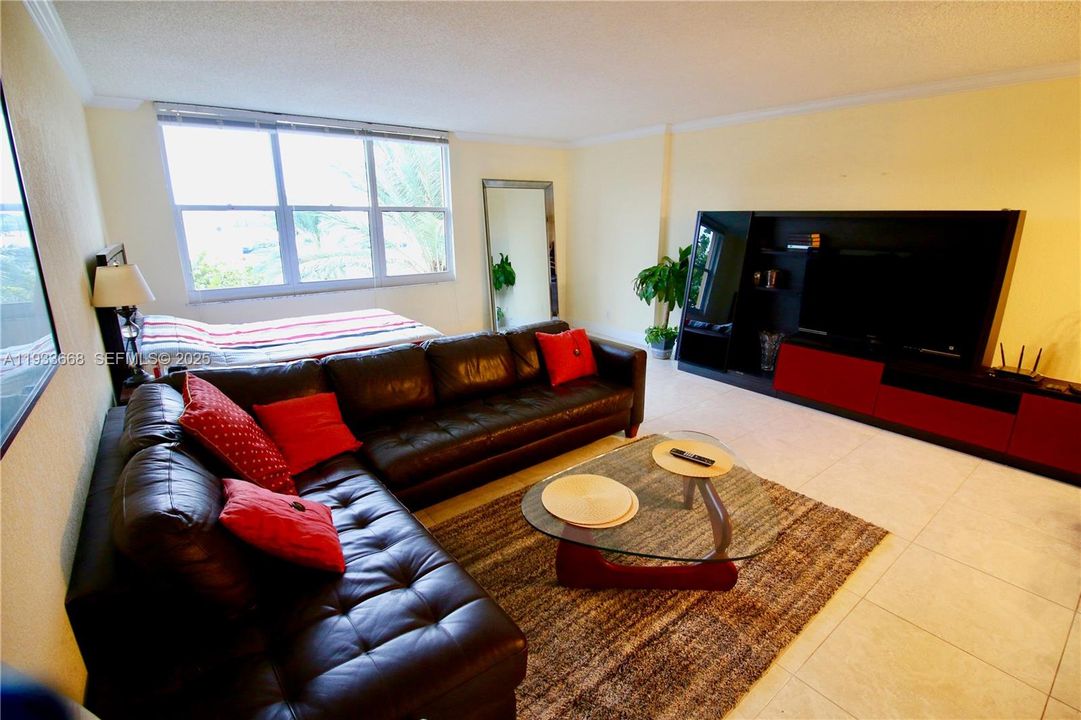 For Rent: $1,900 (0 beds, 1 baths, 590 Square Feet)