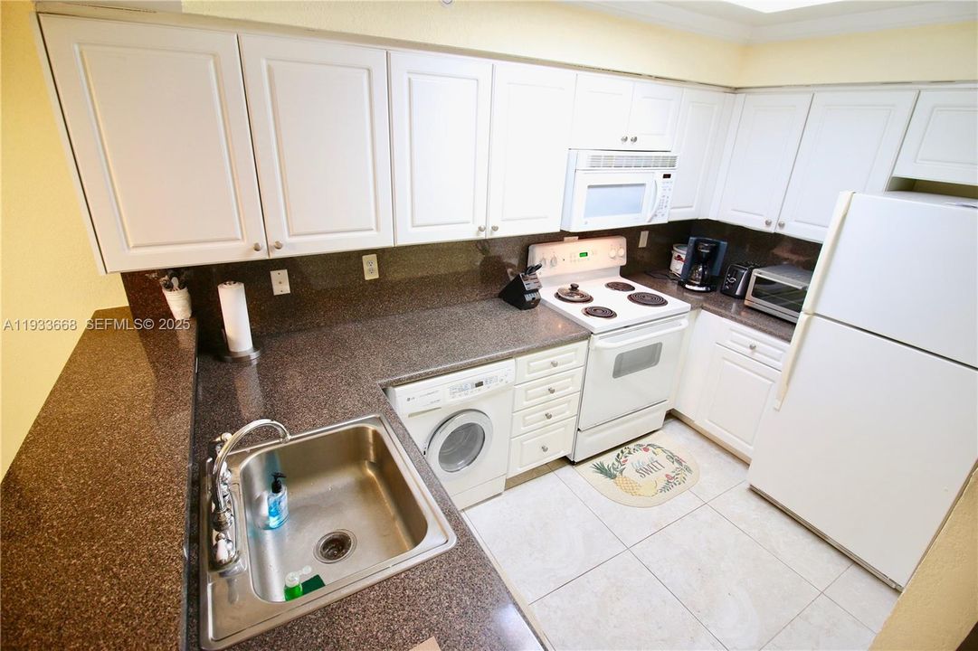 For Rent: $1,900 (0 beds, 1 baths, 590 Square Feet)