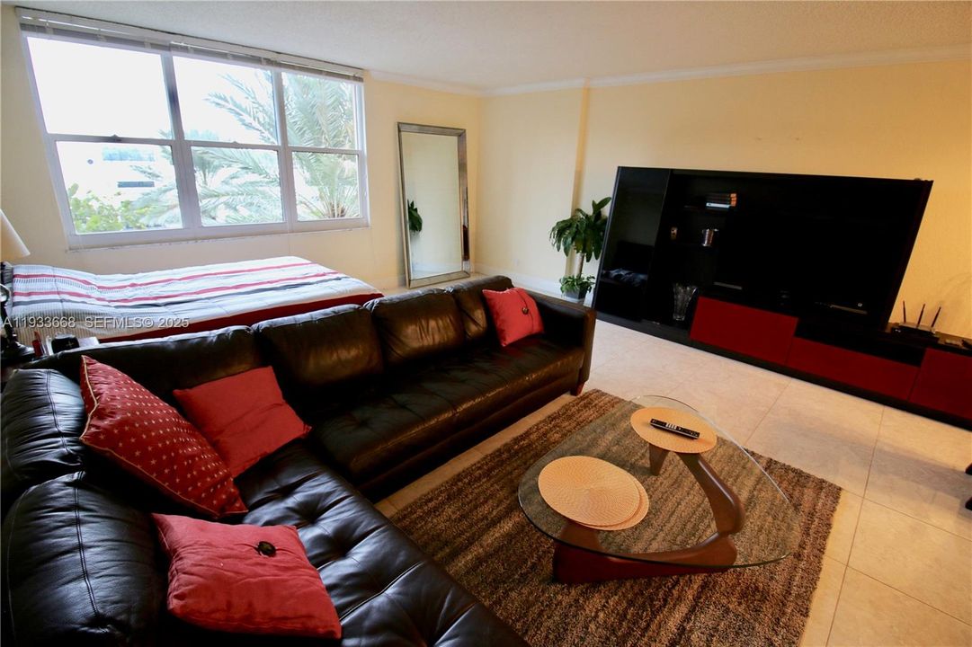 For Rent: $1,900 (0 beds, 1 baths, 590 Square Feet)