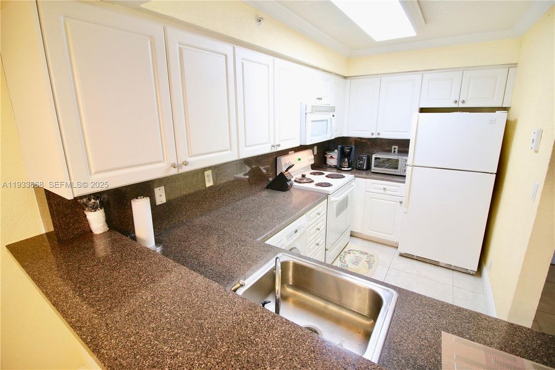 For Rent: $1,900 (0 beds, 1 baths, 590 Square Feet)