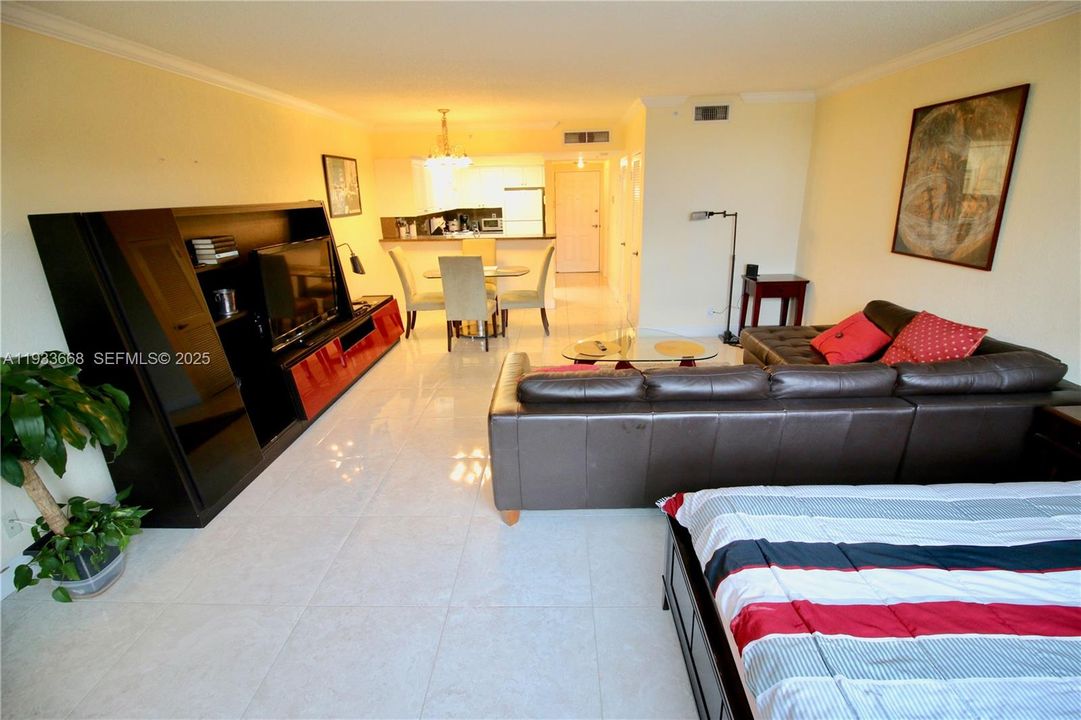 For Rent: $1,900 (0 beds, 1 baths, 590 Square Feet)