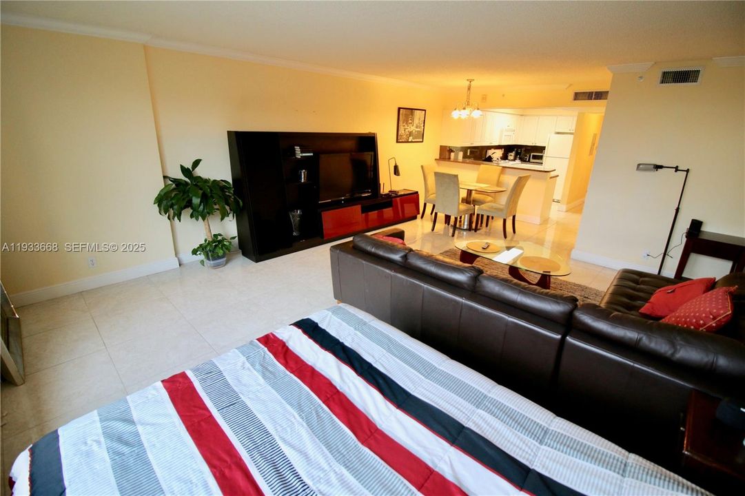 For Rent: $1,900 (0 beds, 1 baths, 590 Square Feet)