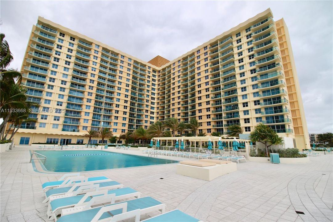 For Rent: $1,900 (0 beds, 1 baths, 590 Square Feet)