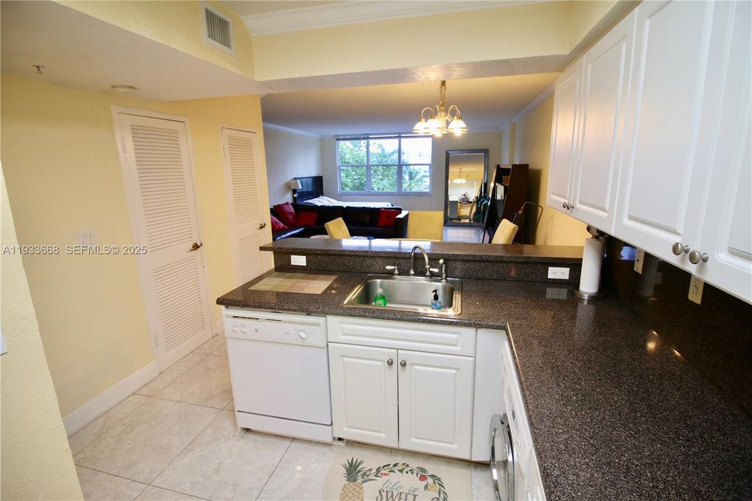 For Rent: $1,900 (0 beds, 1 baths, 590 Square Feet)