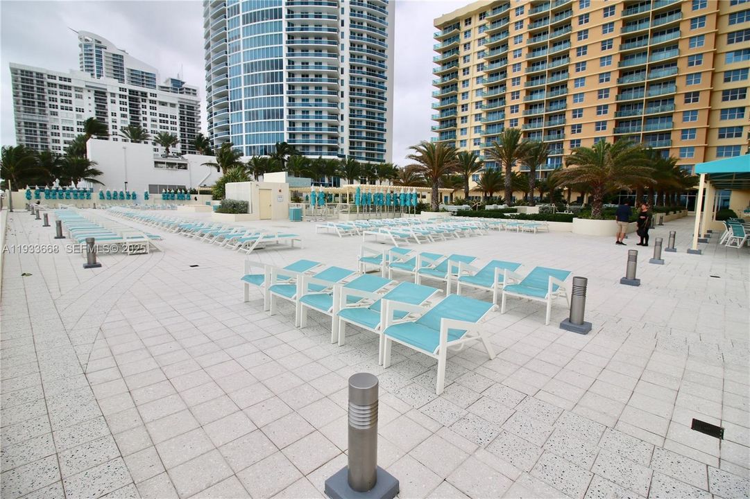 For Rent: $1,900 (0 beds, 1 baths, 590 Square Feet)