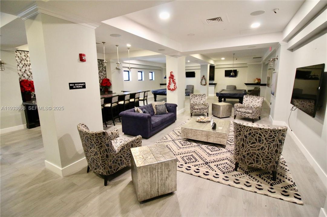 For Rent: $1,900 (0 beds, 1 baths, 590 Square Feet)