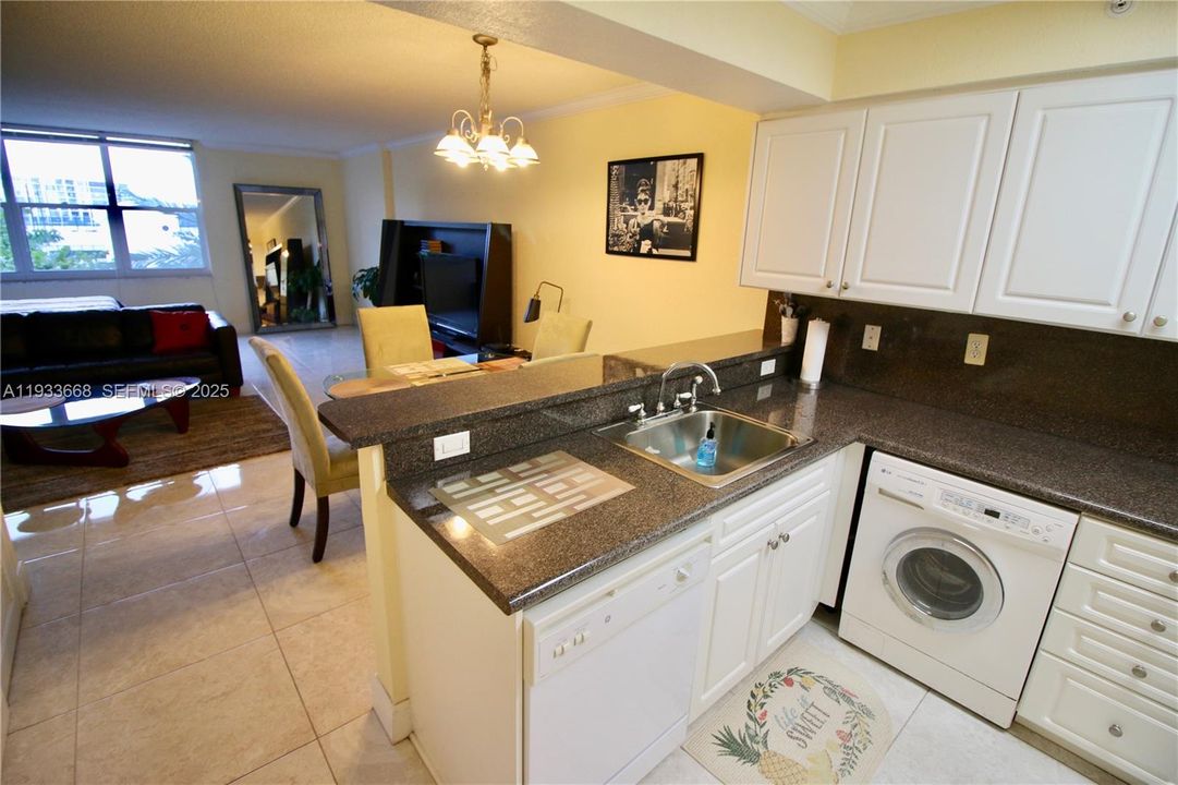 For Rent: $1,900 (0 beds, 1 baths, 590 Square Feet)