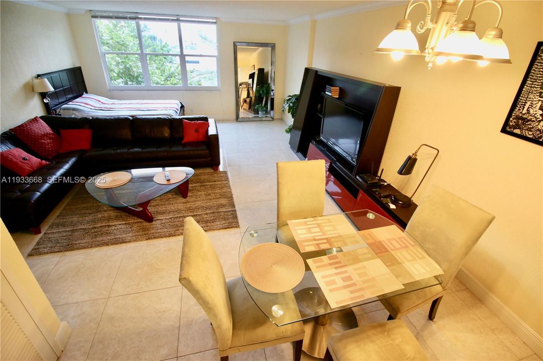 For Rent: $1,900 (0 beds, 1 baths, 590 Square Feet)