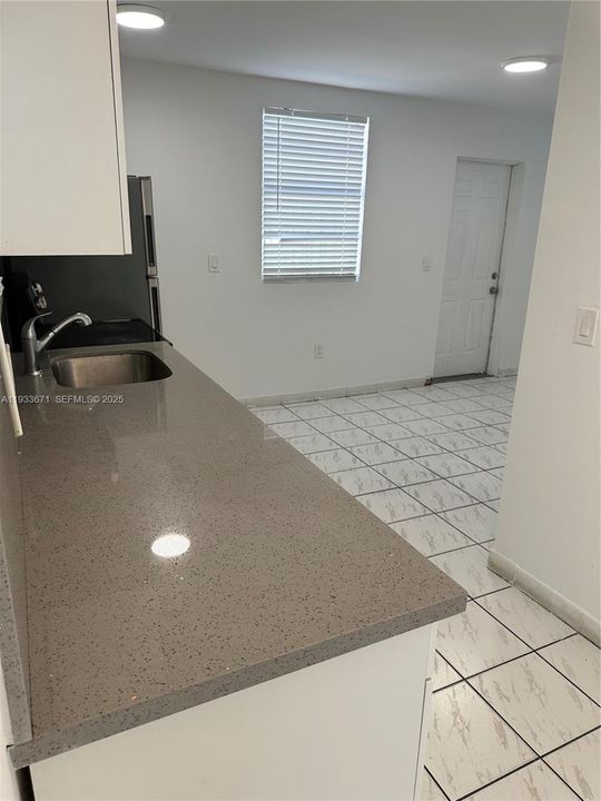 For Rent: $2,000 (2 beds, 1 baths, 800 Square Feet)