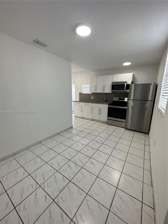 For Rent: $2,000 (2 beds, 1 baths, 800 Square Feet)