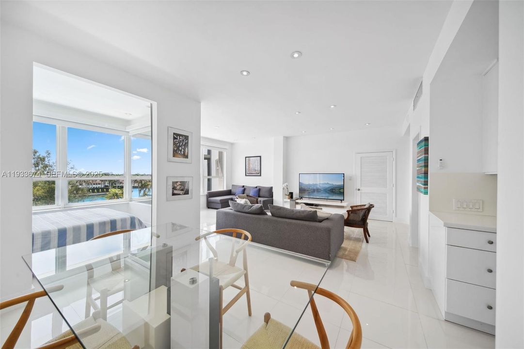 For Rent: $3,400 (0 beds, 1 baths, 770 Square Feet)