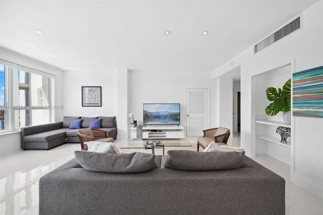 For Rent: $3,400 (0 beds, 1 baths, 770 Square Feet)