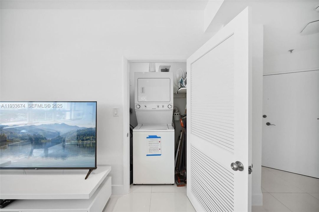 For Rent: $3,400 (0 beds, 1 baths, 770 Square Feet)