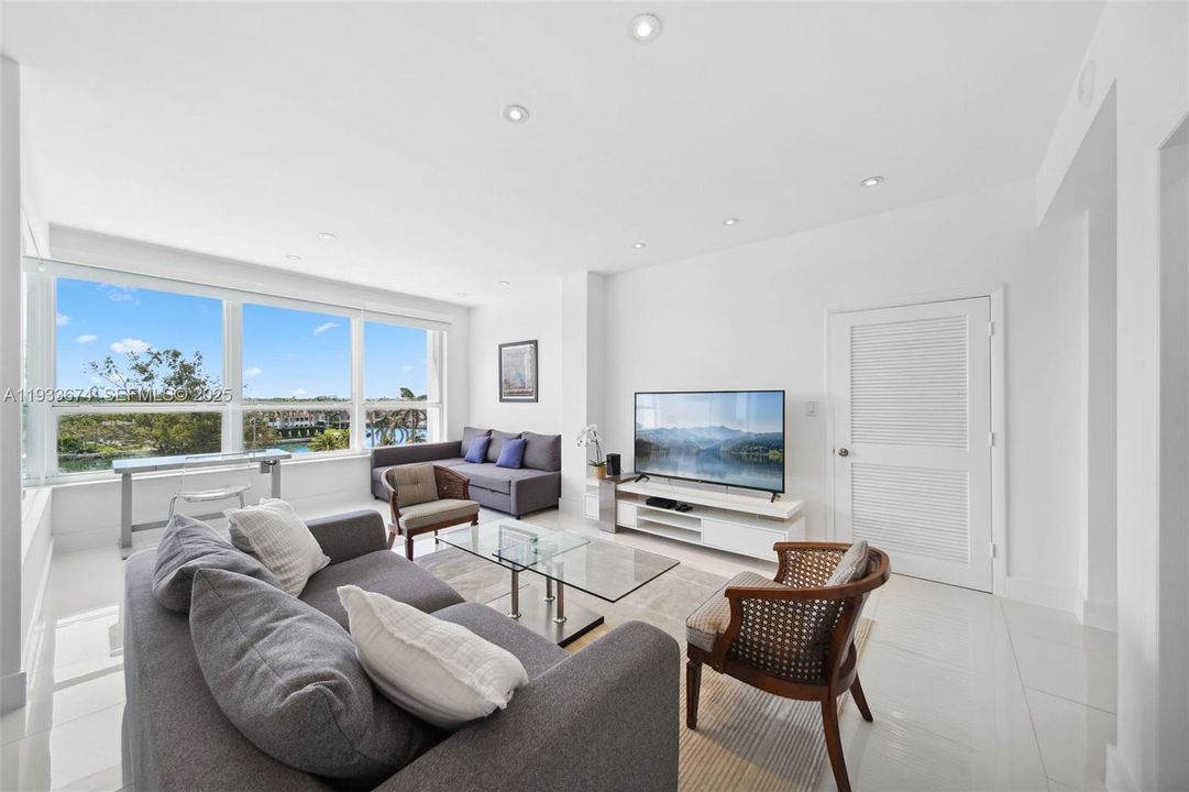 For Rent: $3,400 (0 beds, 1 baths, 770 Square Feet)