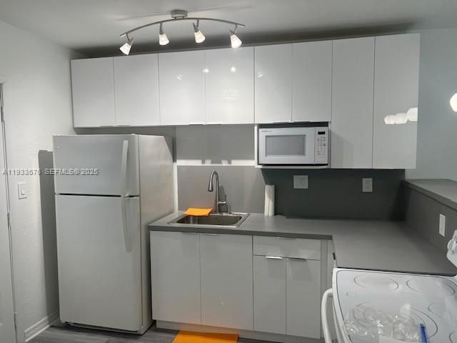 出租: $2,300 (2 贝兹, 2 浴室, 956 平方英尺)